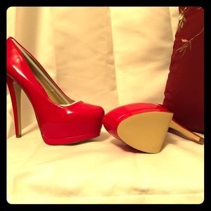 Red high heels 💃🏿👠